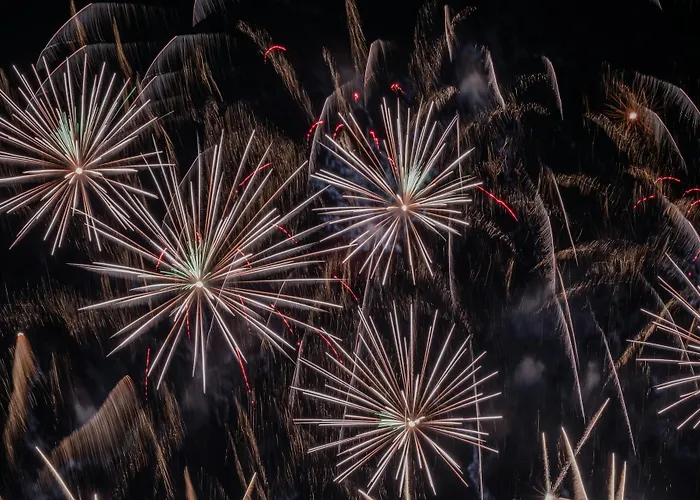 Huntington Beach New Year's Eve Guide 2026-2027: Events, Fireworks & Where to Stay